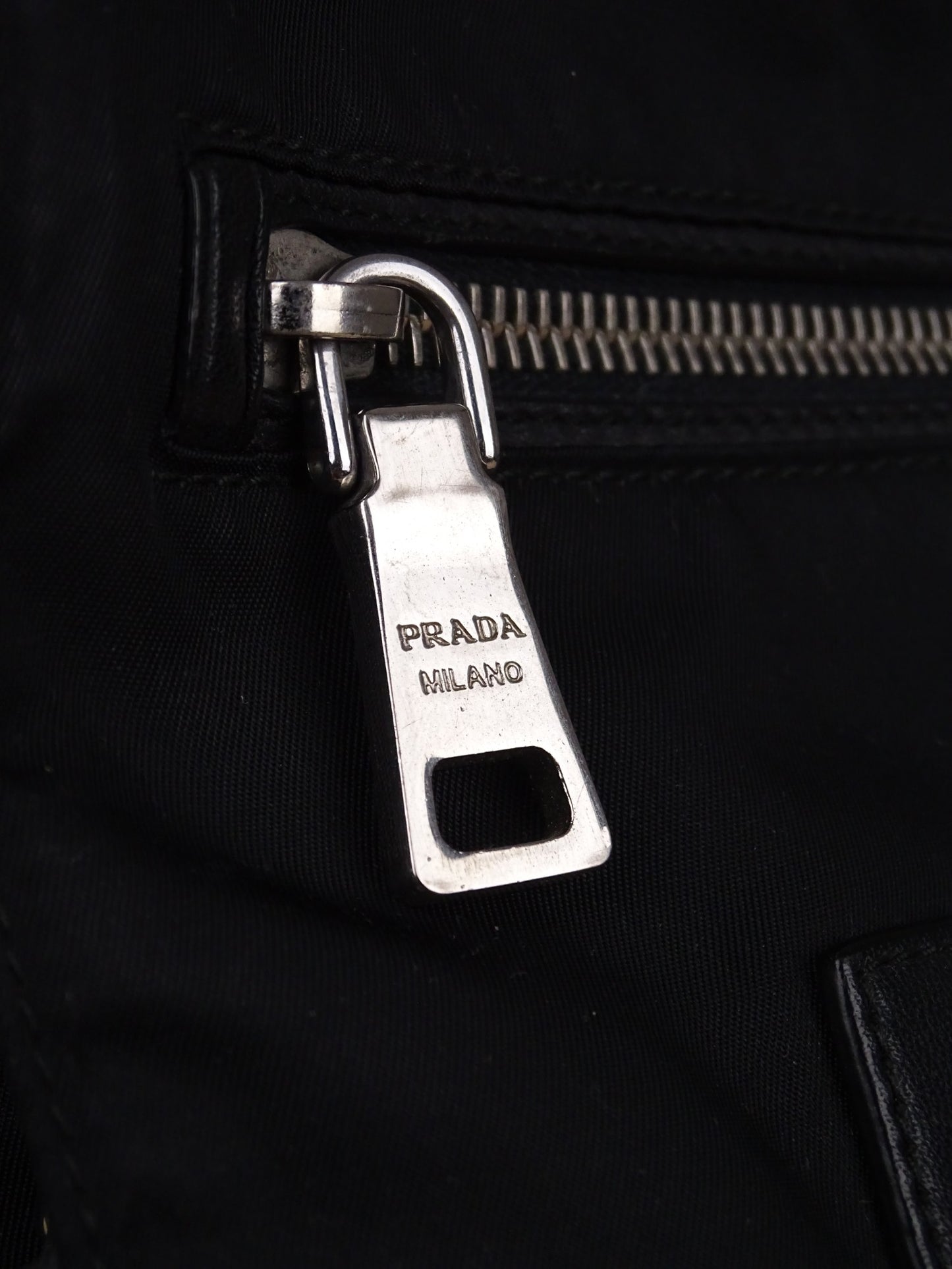 Prada Sacoche / Sac Nylon Noir Crossbody