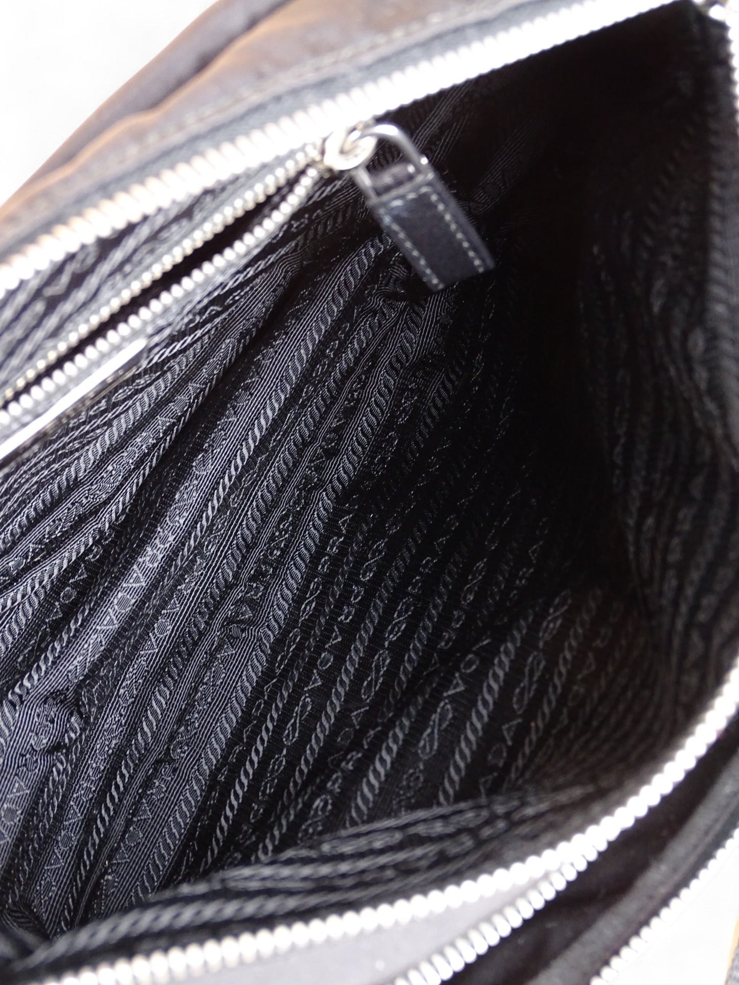 Prada Sacoche / Sac Nylon Noir Crossbody